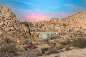 Hi-Desert Fade- Surrounded by Boulders w Cold Tub